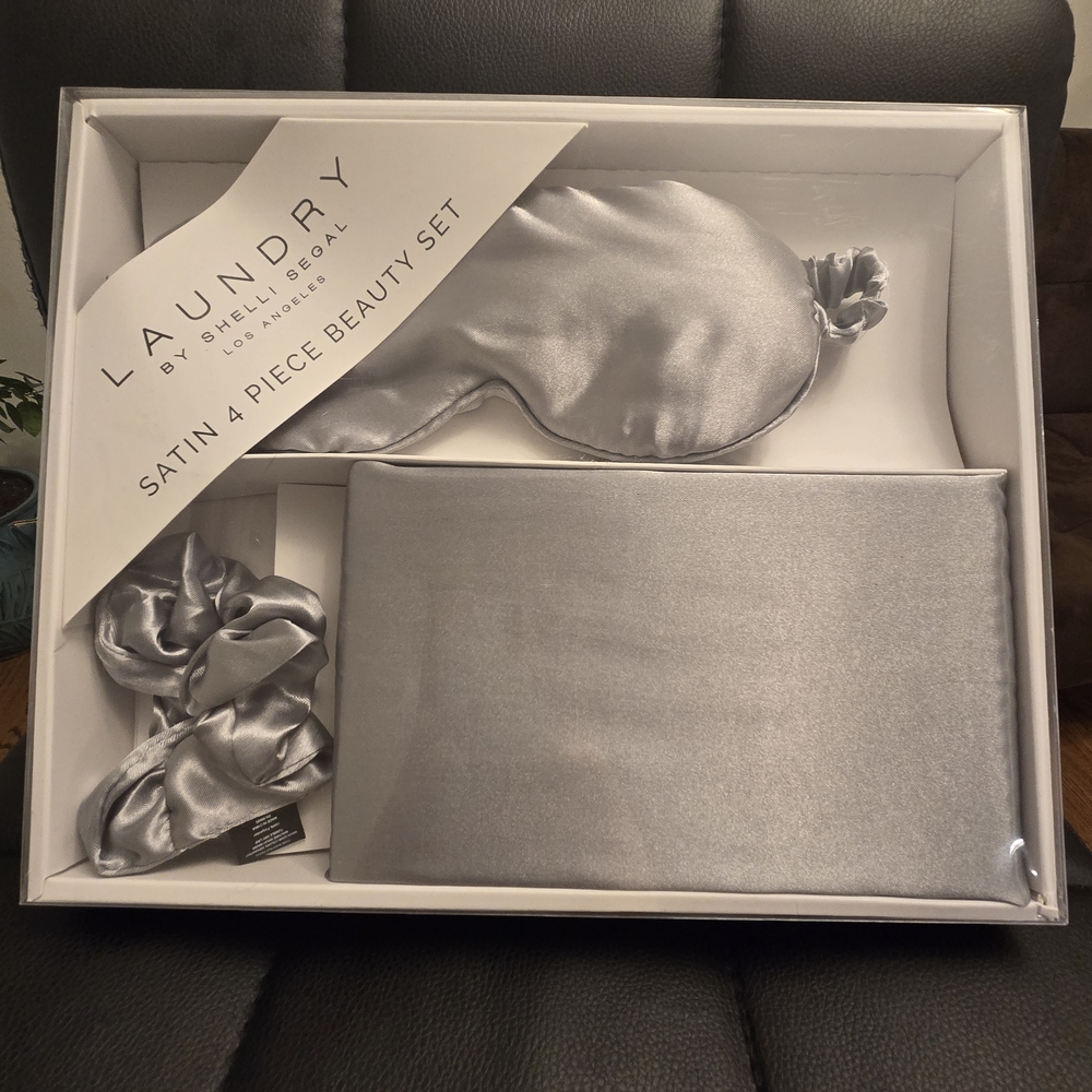 Silver Satin 4-Piece Beauty Set